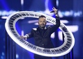 デンマークのコペンハーゲン（Copenhagen）で開かれた欧州国別対抗歌謡祭「ユーロビジョン・ソング・コンテスト（Eurovision Song Contest）」の決勝大会で歌う、ルーマニア代表のユニット「パウラ・セリング＆オビ（Paula Seling &amp; Ovi）」のオビ（Ovi、2014年5月10日撮影）。(c)AFP/JONATHAN NACKSTRAND