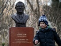 中国・北京市内の公園に設置された彫刻家の袁熙坤氏が制作したトーマス・バッハ国際オリンピック委員会（IOC）会長の胸像（2022年1月28日撮影）。(c)NOEL CELIS / AFP