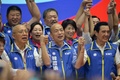 台北郊外で開かれた国民党大会で、党幹部らとともにポーズを取る、総統選の同党候補の韓国瑜氏（中央、2019年7月28日撮影）。(c)Chris STOWERS / AFP