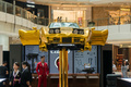 上海の大型ショッピングモールで展示された70年代の「黄金」クラシックカー（2017年7月5日撮影）。(c)CNS/王岡