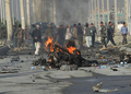 アフガニスタン首都カブール（Kabul）の自爆攻撃現場を調べる警察官と当局者（2012年9月18日撮影）。(c)AFP/Massoud HOSSAINI