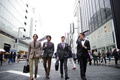 12月15日にダンヒル銀座本店で行われたMどえる5人によるイベントの様子。最新コレクションから、オススメのパーティスタイルを着こなした男性モデルたちが、銀座の街を闊歩した（2012年12月15日撮影）。(c)MODE PRESS PLUS