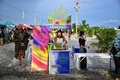 タイ中部ナコンパトム県で開催された大麻の合法化を祝うイベント「タイランド420: リーガルレーオ⁉」で、大麻の関連商品を販売する人（2022年6月11日撮影）。(c)Lillian SUWANRUMPHA / AFP