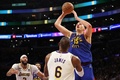 22-23NBAプレーオフ、ウエスタンカンファレンス決勝（7回戦制）、ロサンゼルス・レイカーズ対デンバー・ナゲッツ。得点を狙うデンバー・ナゲッツのニコラ・ヨキッチ（右、2023年5月20日撮影）。(c)Harry How/Getty Images/AFP