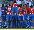 2010年サッカーW杯南アフリカ大会（%%2010 World Cup%%）1次リーグF組、スロバキア対パラグアイ。パラグアイは2-0で勝利した。写真は前半27分にエンリケ・ベラ（%%Enrique Vera%%）が挙げた先制点を喜ぶパラグアイの選手。（2010年6月20日撮影）(c)AFP/HOANG DINH NAM