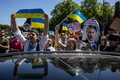 ポーランド・ワルシャワの旧ソ連兵墓地を訪れたセルゲイ・アンドレーエフ駐ポーランド・ロシア大使の車の通行を妨害するデモ隊（2022年5月9日撮影）。(c)Wojtek RADWANSKI / AFP