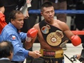 ボクシング、WBA世界スーパーフェザー級タイトルマッチ12回戦。イスラエル・ペレス（Israel Perez）を下しガッツポーズをみせる内山高志（Takashi Uchiyama、2014年12月31日撮影）。(c)AFP/Toru YAMANAKA