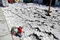 メキシコ・ハリスコ州グアダラハラ東部で、積もったひょうの中を自転車を押して歩く男性（2019年6月30日撮影）。(c)ULISES RUIZ / AFP