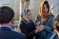 アフガニスタンの首都カブールの空港で、日本人医師、中村哲さんの追悼式典に出席加する妻の尚子さん（右、2019年12月7日撮影）。(c)NOORULLAH SHIRZADA / AFP