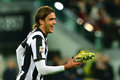 12-13イタリア・セリエA、第24節、ユベントス（Juventus）対フィオレンティーナ（Fiorentina）。前半42分にゴールを決めた後、脱げたスパイクを手に笑顔を見せるユベントスのアレッサンドロ・マトリ（Alessandro Matri、2013年2月9日撮影）。(c)AFP/GIUSEPPE CACACE