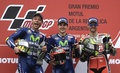 世界ロードレース選手権第2戦アルゼンチンGP、MotoGPクラス決勝。表彰式に臨む（左から）モビスター・ヤマハのバレンティーノ・ロッシとマーベリック・ビニャーレス、LCRホンダのカル・クラッチロー（2017年4月9日撮影）。(c)AFP/JUAN MABROMATA