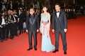 南仏カンヌ（Cannes）で開催中の第66回カンヌ国際映画祭（Cannes Film Festival）で20日、コンペティション部門に出品されている三池崇史（Takashi Miike）監督作『藁の楯』の公式上映が行われ、監督とともに主演の大沢たかお（Takao Osawa）、共演者の松嶋菜々子（Nanako Matsushima）がレッドカーペットを歩いた。この日は、公式上映に先立ち、記者会見とフォトコールも行われた。

写真は、レッドカーペットに登場した（左から）三池監督、松嶋、大沢（2013年5月20日撮影）。(c)AFP/ALBERTO PIZZOLI