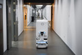 国家体育館の廊下を走行するスマートロボット（2021年4月2日撮影）。(c)Xinhua News