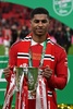 サッカーイングランド・フットボールリーグカップ決勝、マンチェスター・ユナイテッド対ニューカッスル・ユナイテッド。トロフィーを手に優勝を喜ぶマンチェスター・ユナイテッドのマーカス・ラシュフォード（2023年2月26日撮影）。(c)Glyn KIRK/ AFP
