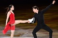 平昌冬季五輪、フィギュアスケートのエキシビションに臨むテッサ・ヴァーチュー/スコット・モイア組（2018年2月25日撮影）。(c)AFP/Mladen ANTONOV