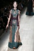 フランス・パリ市内で発表された「ヴァレンティノ（VALENTINO）」14年春夏コレクション（2013年10月1日撮影）。(c)AFP/PATRICK KOVARIK