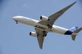 仏南西部トゥールーズ（Toulouse）で、試験飛行中の欧州航空機大手エアバス（Airbus）の次世代旅客機「A350」（2013年6月14日撮影）。(c)AFP/ERIC CABANIS