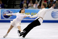 フィギュアスケート全米選手権（2013 Prudential U.S. Figure Skating Championships）は26日、米ネブラスカ（Nebraska）州オマハ（Omaha）にあるセンチュリーリンク・センター（CenturyLink Center）で行われ、アイスダンス・フリーダンス（FD）ではメリル・デイビス（Meryl Davis）/チャーリー・ホワイト（Charlie White）組が118.42点を獲得し、合計197.44点で5連覇を飾った。

合計175.91点で2位に入ったマディソン・チョーク（Madison Chock）/エヴァン・ベイツ（Evan Bates）組（2013年1月26日撮影）。(c)AFP/Getty Images/Matthew Stockman
