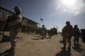 アフガニスタン南部ヘルマンド（Helmand）州マルジャ（Marjah）で、戦闘で激しく破壊された市場をパトロールする米海兵隊員（2010年2月17日撮影）。(c)AFP/Altaf Qadri
