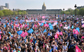 パリ（Paris）で行われた同性婚反対デモで、旗を振るデモ参加者（2013年4月21日撮影）。(c)AFP/PIERRE ANDRIEU