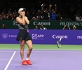 女子テニス、WTAツアー選手権最終日。勝利を喜ぶキャロライン・ウォズニアッキ（2017年10月29日撮影）。(c)AFP/Roslan RAHMAN