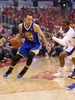 13-14NBAプレーオフ1回戦（7回戦制）、ロサンゼルス・クリッパーズ（Los Angeles Clippers）対ゴールデンステイト・ウォリアーズ（Golden State Warriors）第7戦。ロサンゼルス・クリッパーズのクリス・ポール（Chris Paul、右）にドライブを仕掛けるゴールデンステイト・ウォリアーズのステフェン・カリー（Stephen Curry、2014年5月3日撮影）。(c)AFP/Getty Images/Stephen Dunn
