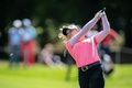 女子ゴルフ米国ツアーメジャー第4戦、アムンディ・エビアン選手権最終日。アプローチショットを打つブルック・ヘンダーソン（2023年7月30日撮影）。(c)Fabrice COFFRINI / AFP