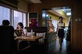 北朝鮮の平壌にあるハンバーガーショップ「グリーンリーフ・コーヒーショップ」で、ハンバーガーを運ぶ店員（2018年7月27日撮影）。(c)Ed JONES / AFP