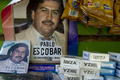 コロンビア・メデジン（Medellin）の貧困地区の露店に掲示された、麻薬王パブロ・エスコバル（Pablo Escobar）のシールブックのポスター（2012年8月8日撮影）。(c)AFP/Raul ARBOLEDA