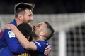 サッカースペイン国王杯準々決勝第2戦、FCバルセロナ対セビージャFC。チームメートとゴールを喜ぶFCバルセロナのリオネル・メッシ（左、2019年1月30日撮影）。(c)LLUIS GENE / AFP