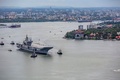 インド南部ケララ州コチを出港する国産空母「ビクラント」。インド海軍提供（2021年8月4日撮影、公開）。(c)AFP PHOTO /Indian Navy
