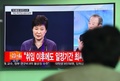 韓国・ソウルの鉄道駅で、朴槿恵大統領の謝罪を伝えるニュースを見る男性（2016年10月25日撮影）。(c)AFP/JUNG YEON-JE