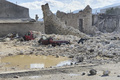ギリシャ・サモス島で、地震により破壊された車と倒壊した建物（2020年10月30日撮影）。(c)STR / Eurokinissi / AFP