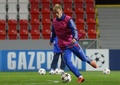 サッカー欧州チャンピオンズリーグ2013-14（UEFA Champions League 2013-14）のヴィクトリア・プルゼニ（Viktoria Plzen）戦を翌日に控え、試合会場で最終調整を行うCSKAモスクワ（CSKA Moscow）の本田圭佑（Keisuke Honda、2013年12月9日撮影）。(c)AFP/MICHAL CIZEK