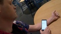 スウェーデンの首都ストックホルムで、皮下埋め込み型マイクロチップに格納された新型コロナウイルスワクチン接種証明書をスマートフォンで読み込むディスラプティブ・サブダーマルスのハンネス・シェーブラッド社長（2021年12月20日撮影）。(c)Viken KANTARCI / AFP