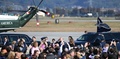 東京の米軍横田基地で出迎えを受けるアジア歴訪中のドナルド・トランプ米大統領（中央、2017年11月5日撮影）。(c)AFP/Toshifumi KITAMURA