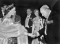 英ロンドンのギルドホールで、エリザベス王女にあいさつするウィンストン・チャーチル首相（1950年3月23日撮影）。(c)AFP