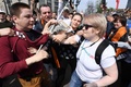 ロシアの首都モスクワで野党指導者のアレクセイ・ナワリヌイ氏の呼び掛けで行われたウラジーミル・プーチン大統領に対する無許可の抗議デモで、もみ合いになるプーチン氏の支持者と野党支持者（2018年5月5日撮影）。(c)AFP PHOTO / Kirill KUDRYAVTSEV