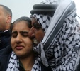イスラエルで6週間にわたって収監され、パレスチナ自治区ヨルダン川西岸地区のトルカレムで釈放されたマラク・アルハティブさんと出迎えた父親（2015年2月13日撮影）。(c)AFP/JAAFAR ASHTIYEH