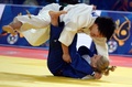 第33回世界柔道選手権、女子78キロ級。決勝でアナマリ・ベレンシェク（青）と対戦する梅木真美（2015年8月28日撮影）。(c)AFP/VASILY MAXIMOV