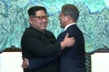 韓国と北朝鮮の軍事境界線上の板門店で、抱擁を交わす韓国の文在寅（ムン・ジェイン）大統領（右）と北朝鮮の金正恩（キム・ジョンウン）朝鮮労働党委員長（2018年4月27日撮影）。(cAFP PHOTO / KOREAN BROADCASTING SYSTEM