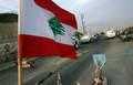 レバノン南部アデイサ（Adaysseh）に掲げられたレバノン国旗（2010年8月3日撮影）。(c)AFP/MAHMOUD ZAYAT