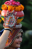 インド西部アーメダバード（Ahmedabad）で、ヒンズー教の祭り「ナブラトリ（Navratri）」のリハーサルが行われ、民族舞踊団が本番と同じ衣装を着けて参加した。

ナブラトリは「9つの夜」を意味し、神々に踊りが捧げられる。16日から24日まで開催予定（2012年10月7日撮影）。(c)AFP/Sam PANTHAKY