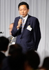 都内で行われた民主党（Democratic Party of Japan、DPJ）の両院議員総会で演説する鳩山由紀夫（Yukio Hatoyama）代表（2009年9月15日撮影）。(c)AFP/TOSHIFUMI KITAMURA