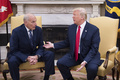 ドナルド・トランプ米大統領（右）とジョン・ケリー米大統領首席補佐官。ホワイトハウスで（2017年7月31日撮影）。(c)AFP PHOTO / JIM WATSON