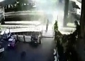 タイの首都バンコクの鉄道駅にある運河そばで起きた爆発の直後、走って現場から離れる人々（中央）を捉えた防犯カメラの映像からの一コマ（2015年8月18日撮影）。(c)AFP/THAIRATH TV