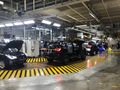 生産再開した上海汽車集団の臨港乗用車工場で、車両を組み立てる従業員（2022年4月23日撮影）。(c)Xinhua News