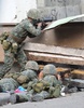 イスラム武装勢力の襲撃を受けたフィリピン南部ミンダナオ（Mindanao）島の商業都市サンボアンガ（Zamboanga）では、襲撃から4日目となる12日、軍と武装勢力との激しい戦闘が始まった。

独立運動を数十年にわたって続けている反政府勢力「モロ民族解放戦線（MNLF）」のメンバー約180人は9日、ボートでサンボアンガに上陸し、市沿岸部の村を占拠。村人らを「人間の盾」として軍に対抗している。これに対しフィリピン軍は精鋭およそ200人の部隊を投入し、警察の支援を受けて包囲網を狭めている。サンボアンガでは約1万3000人が自宅から避難しているほか、政府庁舎などには厳重な警備が敷かれ、街中は閑散としている。

写真は、武装勢力の掃討作戦に当たるフィリピン軍の海兵隊員（2013年9月11日撮影）。(c)AFP/TED ALJIBE