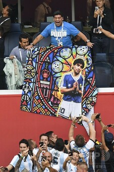 マラドーナ氏がナイジェリア対アルゼンチンの試合を観戦、メッシの得点