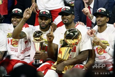1669☆ナイキ☆ＮＢＡラプターズ☆タンクトップ☆ＮＢＡファイナル限定☆Ｍ相当 ラプターズがカナダ勢初のNBAファイナル制覇、MVPにレナード 写真17枚